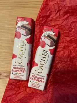 Батончик Cachet Milk Chocolate Yoghurt Raspberry 40 г 00252 фото