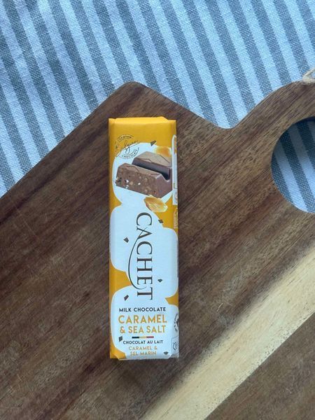 Батончик Cachet Milk Chocolate Caramel & Sea Salt 40 г 00255 фото